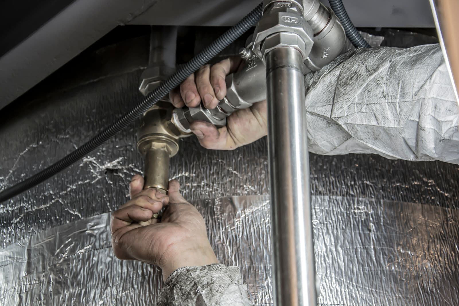 Raccordement de conduites inox isolées sur une installation de refroidissement