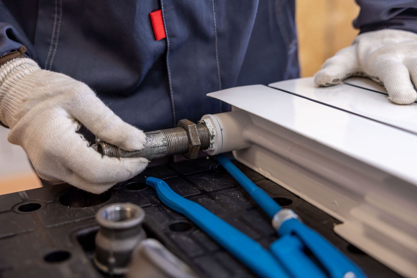 Assemblage d'un raccord de tuyauterie neuf après détartrage du circuit