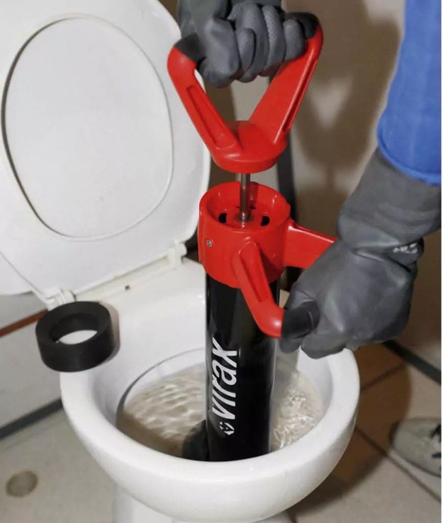 Débouchage d'un WC à la pompe manuelle haute pression