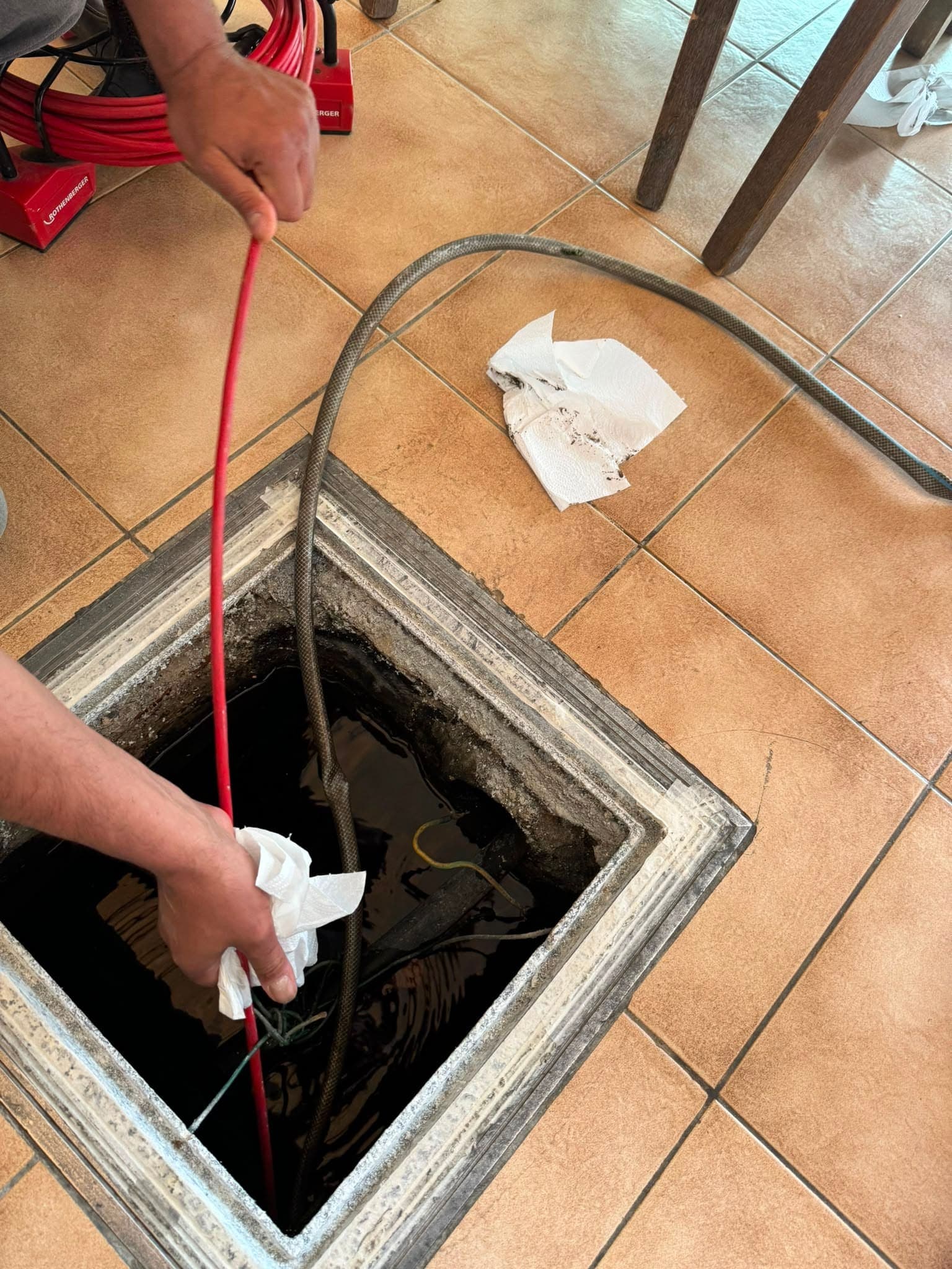 Passage caméra dans une chambre de visite pour diagnostiquer une canalisation bouchée